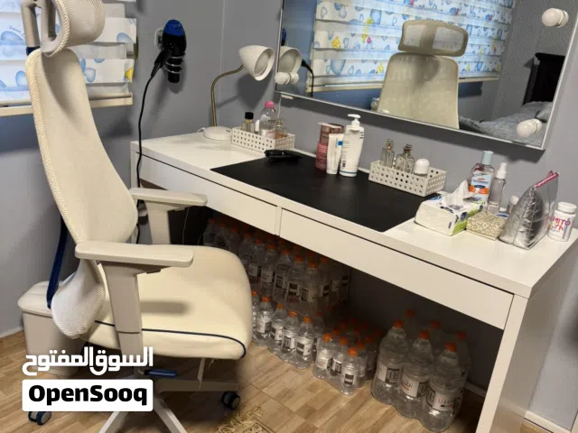 ميز مكتبي/ مراي تسريحة مع كرسي من IKEA مع تيبلام اضاءة مكتبية