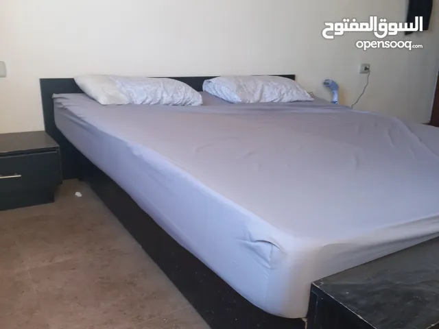 تخت مع كومدينا عدد 2 من ايكا مع فرشة فقط 35 دينار بسبب الرحيل