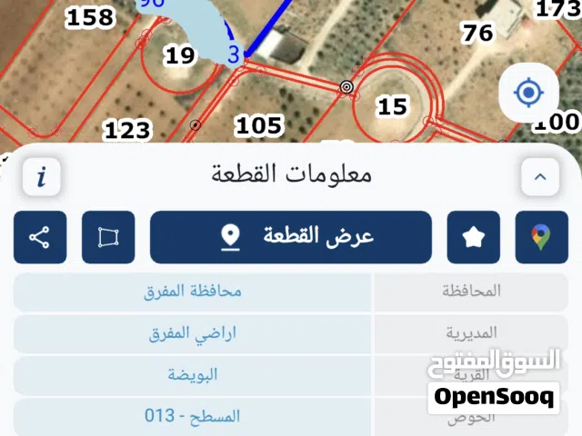 ارض ذات اطلاله مميزه وموقع جذاب وهادئ مخدومه بالشوارع مع وجود بئر ماء  طبيعه الرض على قمه جبل