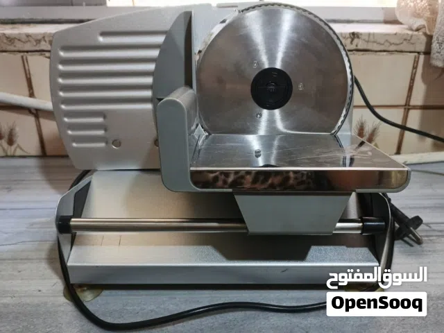 ماكينة تقطيع السنيورة الكهربائية (Meat Slicer)، وهي مخصصة لتقطيع اللحوم والسنيورة والجبنة