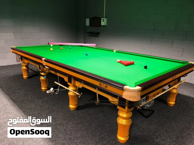عندي طاولة سنوكر ببيعها مع كامل أغراضها