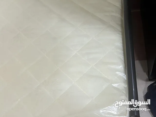 سرير للبيع