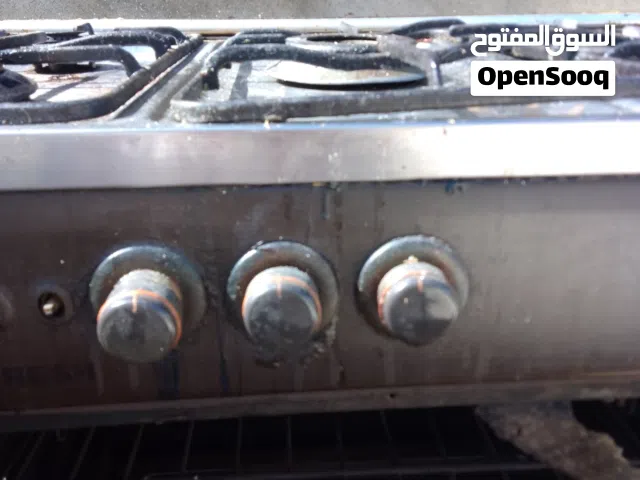 غاز خمس عيون شغال بنسبه 80       % حاجه لصيانه الفرن بحاجه لصيانه والزجاج الامامي مكسور والخلف موجود