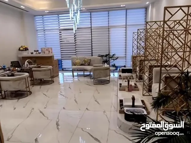 صالون للبيع ,ومركز تجميل مجهز بكافة المعدات ويعمل بشكل ممتاز المساحة: 80 متر مربع بارتفاع 4 أمتا
