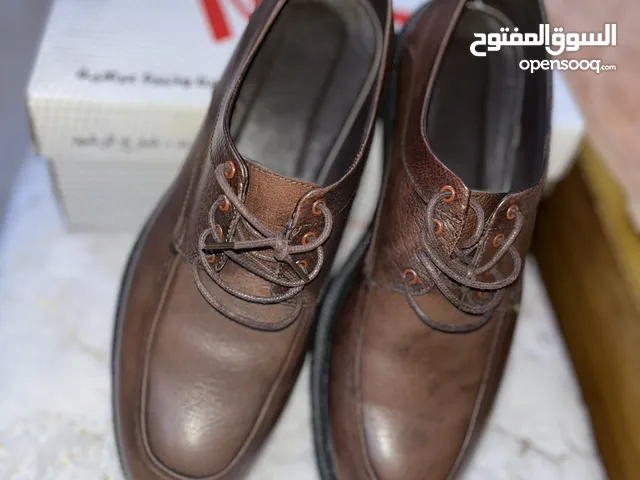 حذاء جلد قياس 43 الحذاء جبته من بغداد وما صار على رجلي السعر 60وبي مجال