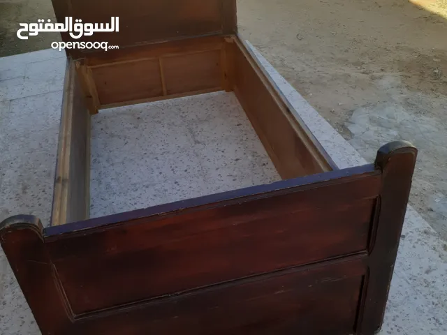 سرير نوم فردي نظيف حسب الصورة....خشبي بوضع جيد جدا..للعلم