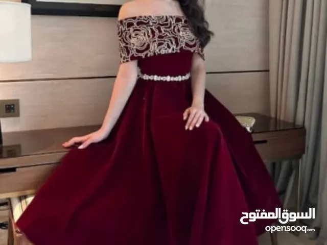 فستان سهرة.