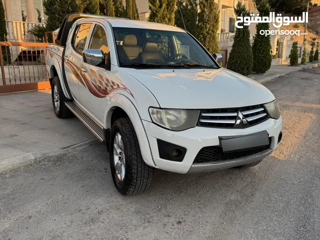 بيك اب ميتسوبيشي L 200 لون أبيض موديل 2012 دوبل كابينdouble cabin فحص 4 جيد دفع رباعي بحالة الوكالة