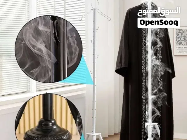 علاقة ملابس مع مبخرة