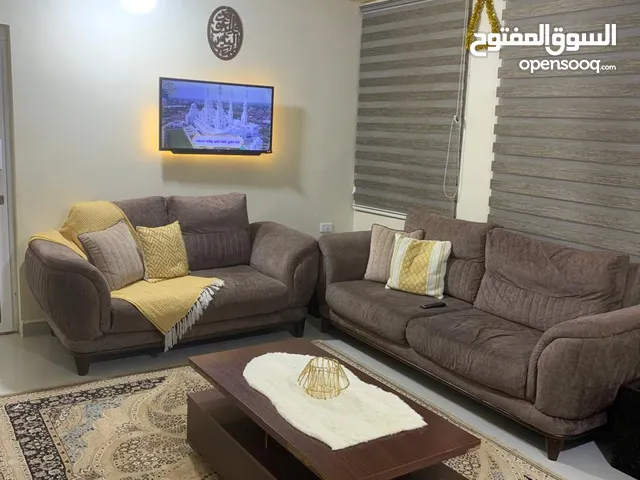 طقم كنب مستعمل للبيع 9 مقاعد مع طاولة الوسط