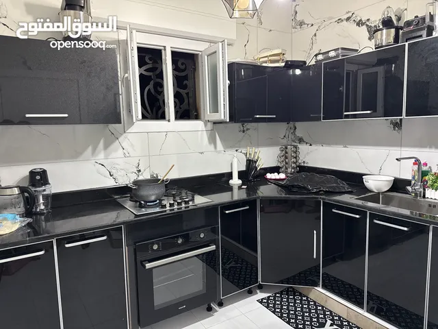 مطبخ لون اسود فيه لمعة
