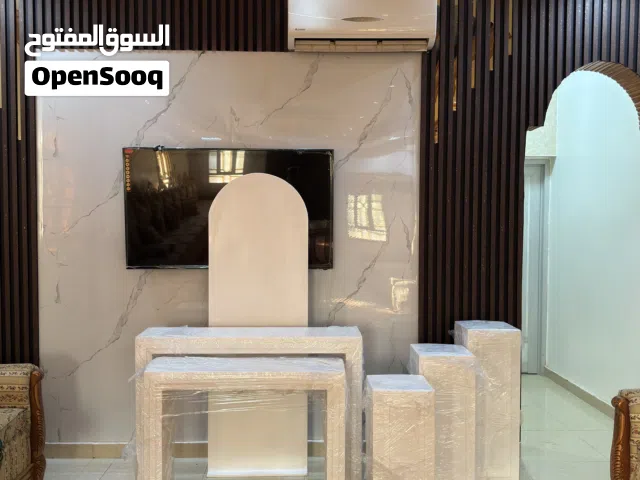 ستاندات وطاولات مع خلفية للبيع بسعر ممتاز .