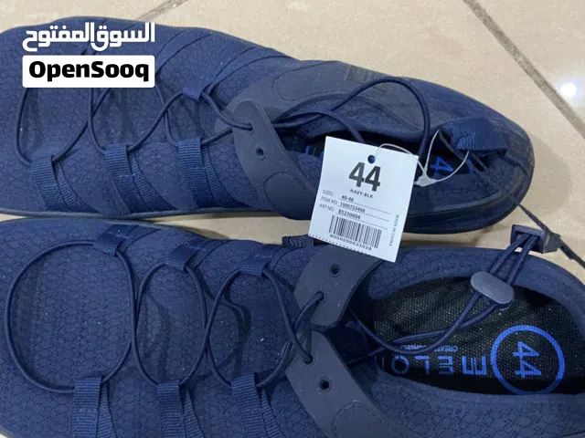 حذاء بحري جديد لم يستعمل قط ملاحظه( اسكن في السالميه قطعه 12)