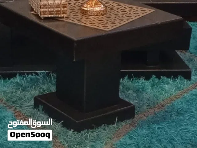 طاولة وسط مع قطعتين جانبيات