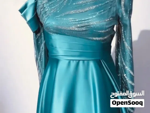 فستان تركواز مع لمعة عالصدر للبيع