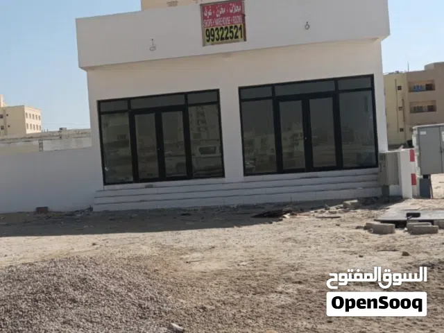 ارض سكني تجاري مفتوحة من  ثلاث جهات يوجد بها معرض و مخزن كبير مسلح و حوش و سكن عمال  وفي قلب الدقم