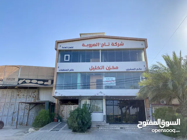 بناية تجارية من ثلاث طوابق على الشارع العام في كربلاء للإيجار