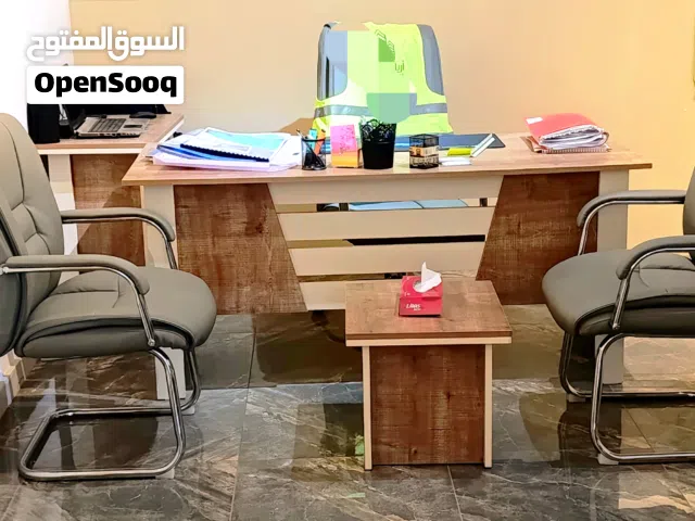 مكتب مستعمل  متكون من اربع قطع و 2 كراسي ضيافه و كرسي رئيسي صناعه تركية
