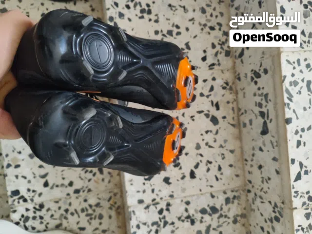 حداء كرة قدم شبه جديد لاعب مبارتين مقاس 43