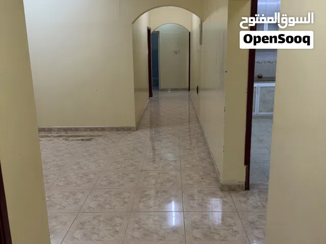 شقة طابق ارضي مستقل بالموالح مكونه من 4 غرف وصالة قريب جامع الحق