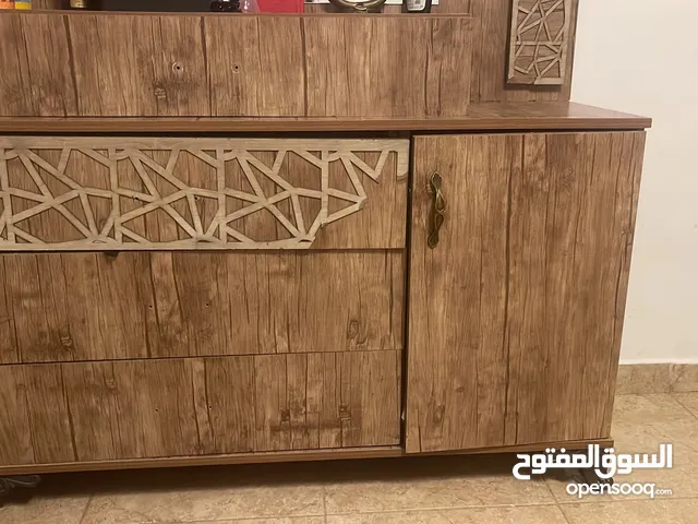 غرفة نوم لعرسان استعمال سنه بحاجة لصيانة سكك للجوارير والابواب فقط بالاضافة الى فرشة مجاناً