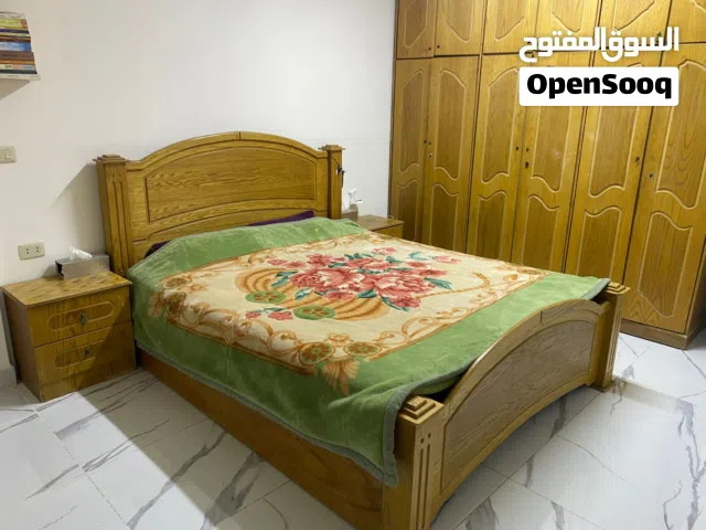 غرفة نوم مع فرشة زمبركات بحاله ممتازه