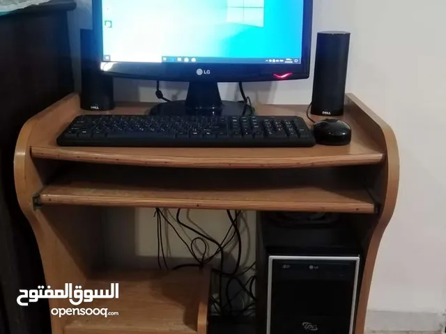 كمبيوتر مع طاولة