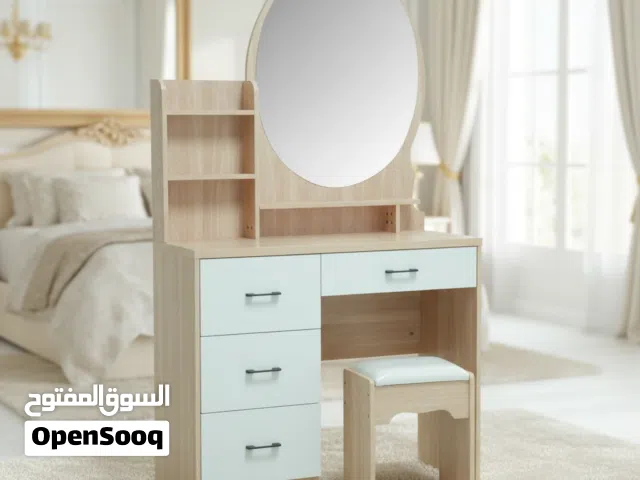 طاولة تسريحة عصرية مع مرآة دائرية وكرسي مبطن - لون بيج وأبيض