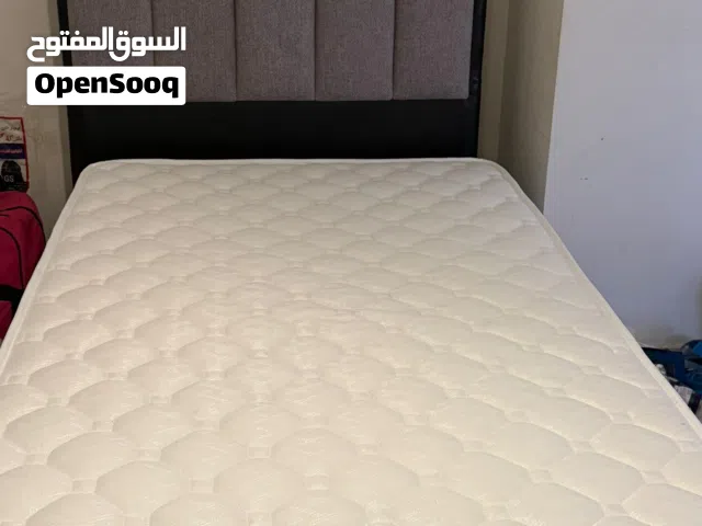 سرير كامل مع راسيه  200*100cm. مشترى جديد على الكفاله. كمان سنه واربع شهور. مع الفواتير. حالة ممتازة