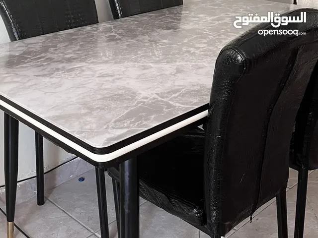 طاولة استعمال نظيف جداً مع 4 كراسي جلد