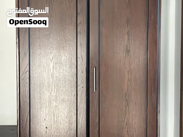 خزانة تعليق مع جوارير مرفقة