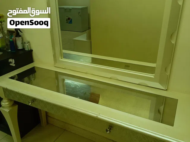 ميز مرايا مع المرايا