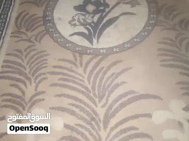 موكيت مستخدم نظيف كبير وسط صغير