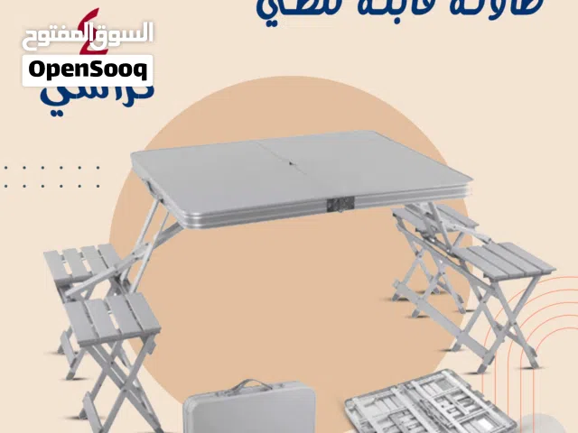 طاولة قابلة للطي وكراسيها الأربعة حجم كبير