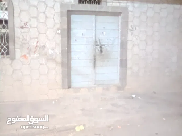 شقة 4 غرف وصالة و 2 دورات مياه ومطبخ