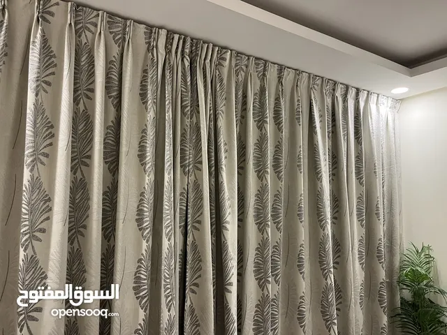 Curtain with rod in excellent condition