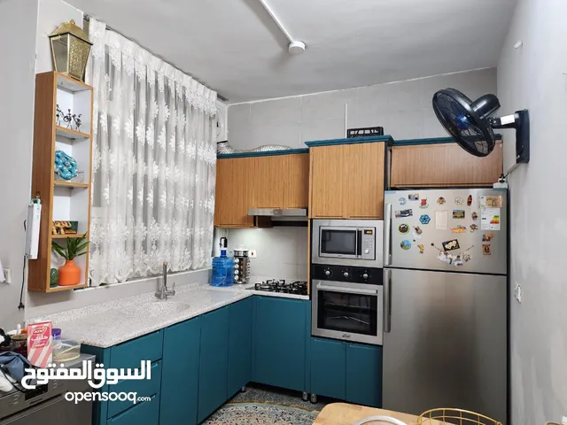 مطبخ هيكل المنيوم اماراتي وتغليف خشب HDF مع طباخ اربع عيون ومرشحه DLC