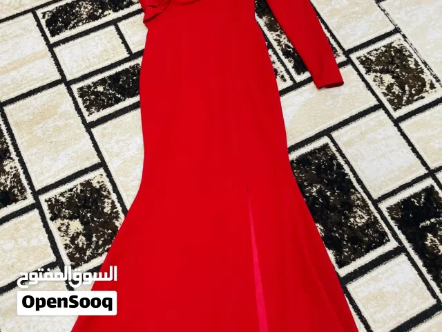 عندي تلات فساتين وحد احمر وحد سماوي وحد ابيض ومقاسات احمر 38وسماوي 38 ابيض 36 وكل وحد عليه 100