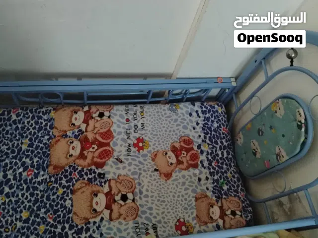 تخت أطفال حديد يفتح من جهت الأم