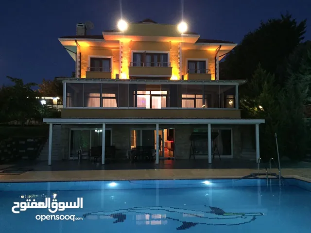 فيلا للايجار اليومي في اسطنبول بيوك جكمجه 6 غرف و مسبح و حديقه مساحه 2500 متر