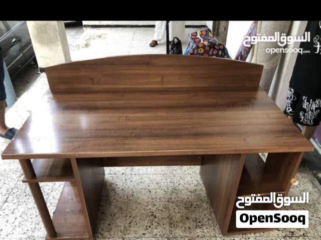 طاولة مكتب بالكرسي متاعها حاجة نظيفة وفاخرة