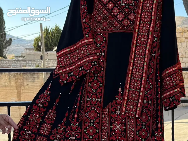 ثووب تطريز جديد غير ملبوس بسعر 600 شيقل  ماركة فخمة وتطريز كامل