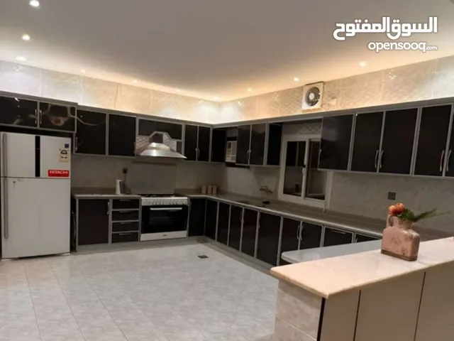 شقة للايجار الرياض حي اليرموك مكونة من ثلاث غرف وصاله ومطبخ وثلاث حمامات موقف خاص للشقة الدور ثالث