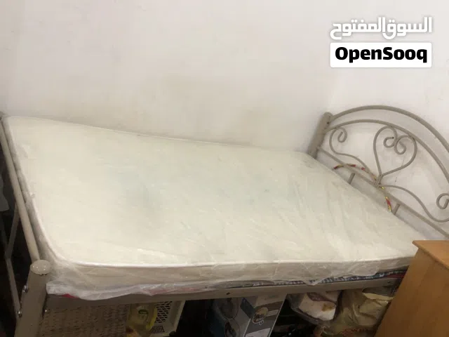 سرير معدني 120سم*200سم بحاله جيدة مع مرتبه شبه جديدة بالغلاف البلاستيكي الخاص بها