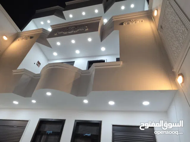 بيت حديث ثلاث طوابق في الجامعة