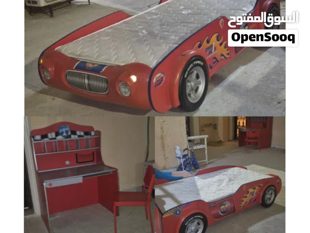 سرير سيارة مع الماترس+مكتب دراسي و كرسي نفس التصميم من ماركة كليك كلهم بسعر 25 دينار فقط بيع مستعجل