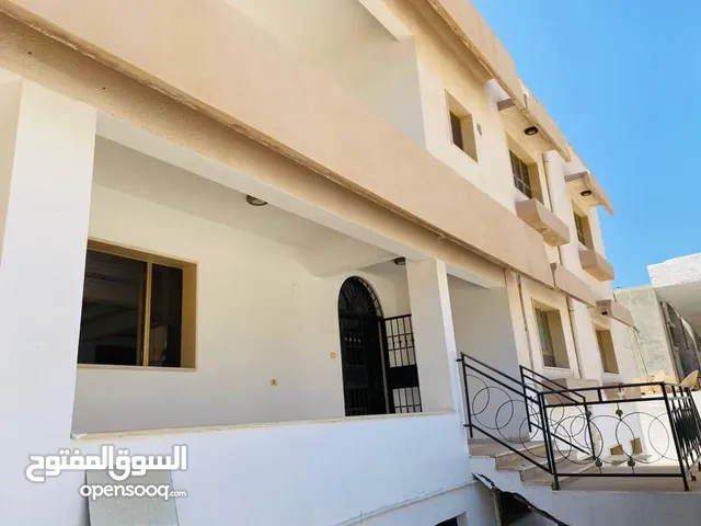 فيلا خدمية واجهتين في السياحية خلف معهد النفط ممتازة لشركة