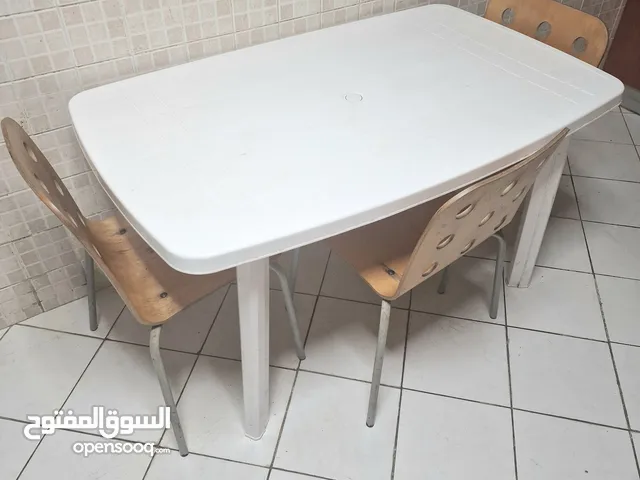 طربيزة مع ثلاث كراسى ايكيا بحالة جيدة