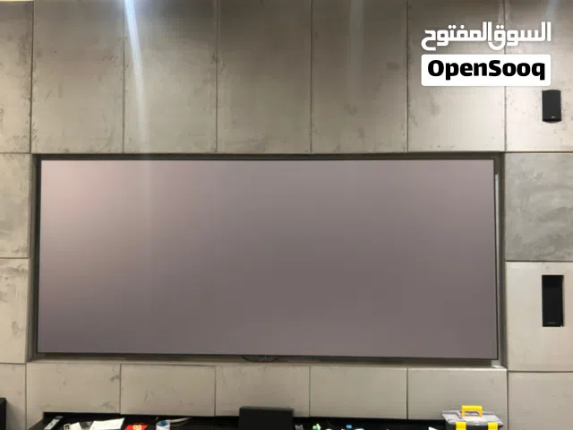 شاشة عرض كبيرةو بروجكتور EPSON و سماعات Large display &EPSON projector