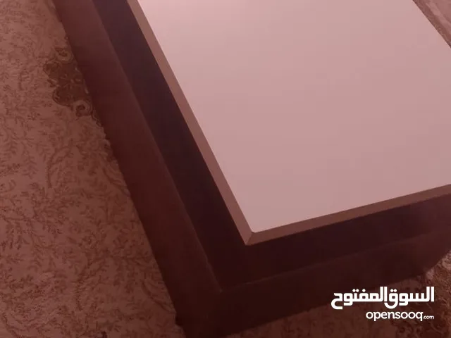 طاولة غرفة قعده